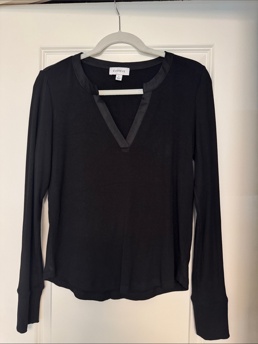 Evereve Black Long Sleeve V-Neck Knit Top